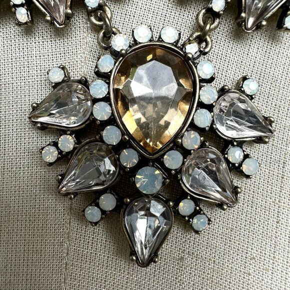 Rhinestone statement necklace - Picture 3 of 9